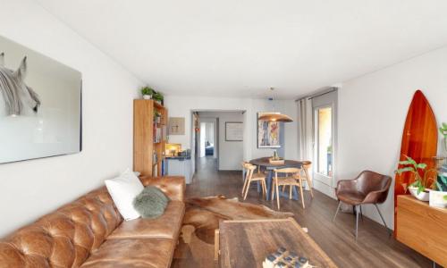 Appartement traversant rénové de 4 pièces avec deux balcons