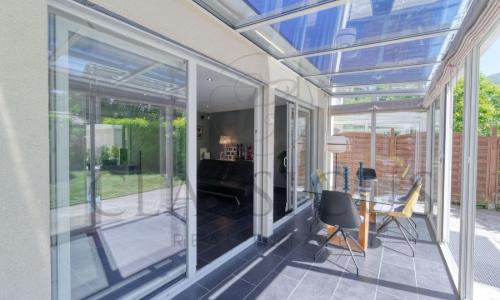 Maison familiale en pignon avec jardin privatif, véranda et 4 stationnements — photo 4