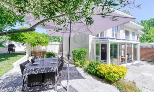 Maison familiale en pignon avec jardin privatif, véranda et 4 stationnements — photo 2