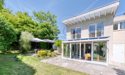 Maison familiale en pignon avec jardin privatif, véranda et 4 stationnements