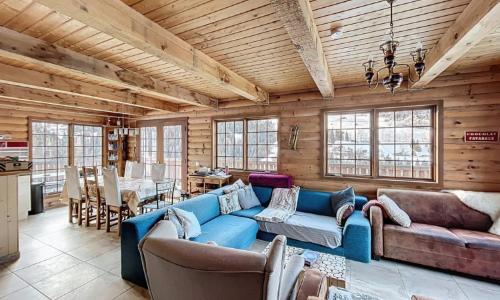 Chalet canadien en rondins avec deux appartements et vue imprenable