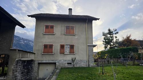 Immeuble de 3 appartements avec hangar indépendant. — photo 2