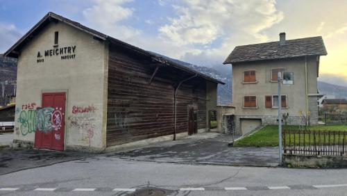 Immeuble de 3 appartements avec hangar indépendant.