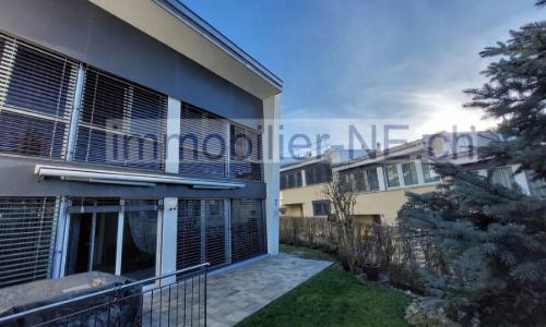 Villa contemporaine agrémentée d'un jardin privatif et d'une place de parc intérieure.