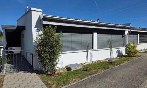Villa moderne bénéficiant d'un jardin privatif et d'une place de stationnement intérieure