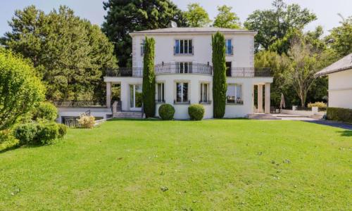 Elégante maison meublée de 10 pièces avec piscine intérieure