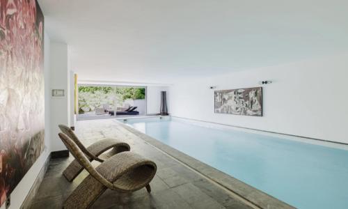 Elégante maison meublée de 10 pièces avec piscine intérieure — photo 2