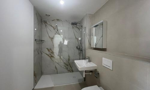 Très joli appartement de 2.5 pièces au 1er étage avec grand balcon — photo 4