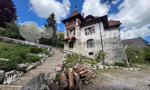 Propriété de caractère dans son écrin de verdure