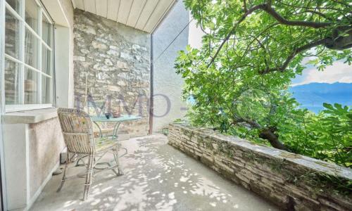 MAISON DE BOURG AVEC CACHET FACE AU LAC — photo 2