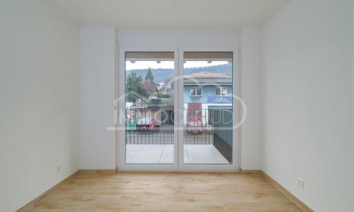 Grand salon-cuisine avec balcon ! — photo 3