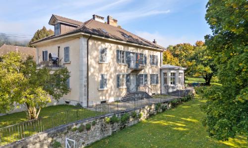 Exceptionnelle propriété de maître située à Couvet, dans le canton de Neuchâtel.