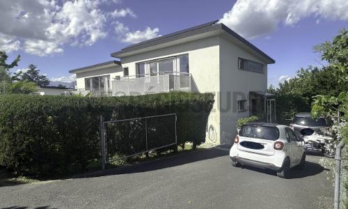 Élégante villa jumelle contemporaine avec studio indépendant
