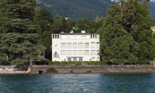 Propriété d'exception pied dans l'eau proche de Montreux