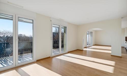 Exclusivité : attique traversant de 5 pièces avec généreuse terrasse et balcon — photo 4