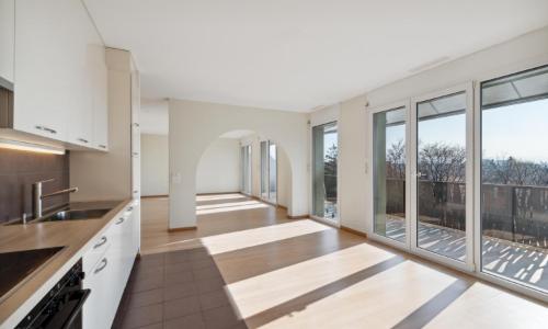 Exclusivité : Spacieux attique de 4 pièces avec grande terrasse et balcon