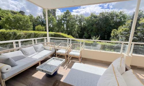 SUPERBE APPARTEMENT DE 7 PIECES DE 250 m2 AVEC LARGE TERRASSE -+ 3 BALCONS ET VUE DEGAGEE