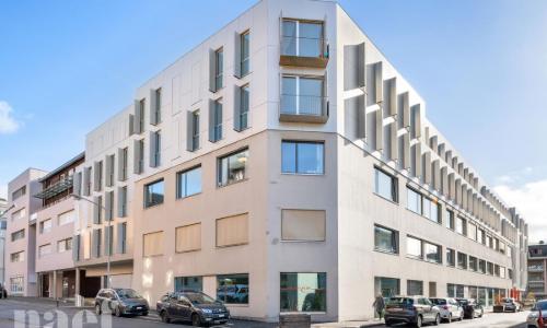 Dans un immeuble récent et atypique, proche de toutes commodités