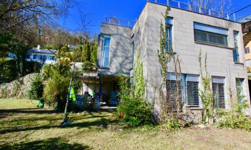 Maison d'architecte familiale avec terrasse, jardin et vue sur le lac