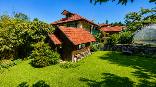 Villa individuelle de caractère avec deux spacieux appartements à proximité du centre-ville