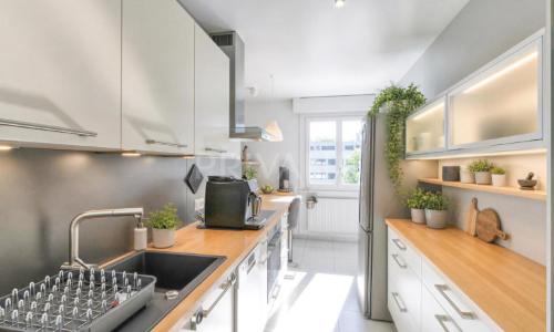 En Exclusivité : Spacieux 5 pièces rénové avec balcon et garage à Onex — photo 2