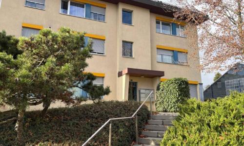 CHARME ET CACHET POUR CE SPACIEUX LOGEMENT DE 2,5 PIECES AU DERNIER ETAGE