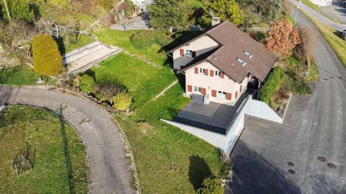 Magnifique villa individuelle de 7½ pièces avec vue dégagée, terrasse et grand jardin verdoyant