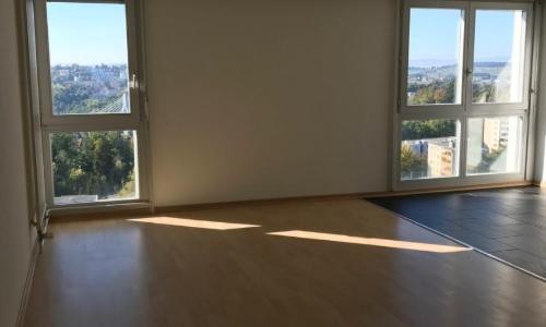 APPARTEMENT DE 4 PIECES  PROCHE DE TOUTES COMMODITES — photo 2