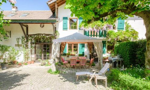 Maison de village de caractère avec jardin arborisé