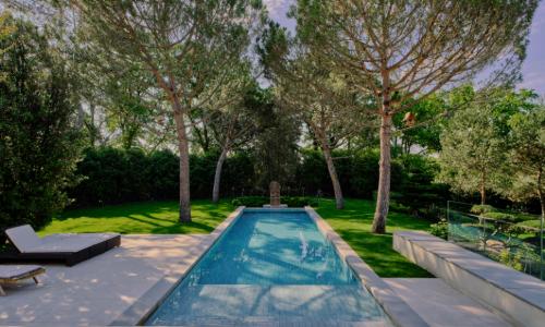 Propriété contemporaine d'exception, meublée, avec piscines intérieure et extérieure