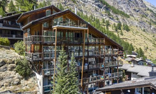 Immeuble moderne de 6 étages avec 26 unités