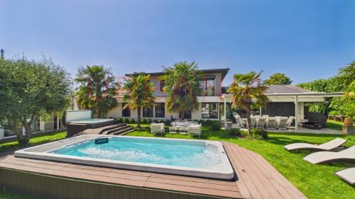 Villa familiale rénovée avec piscine et grand terrain