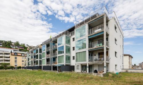 Au coeur de Peseux, dans bâtiment de la COOP, avec balcon et loggia